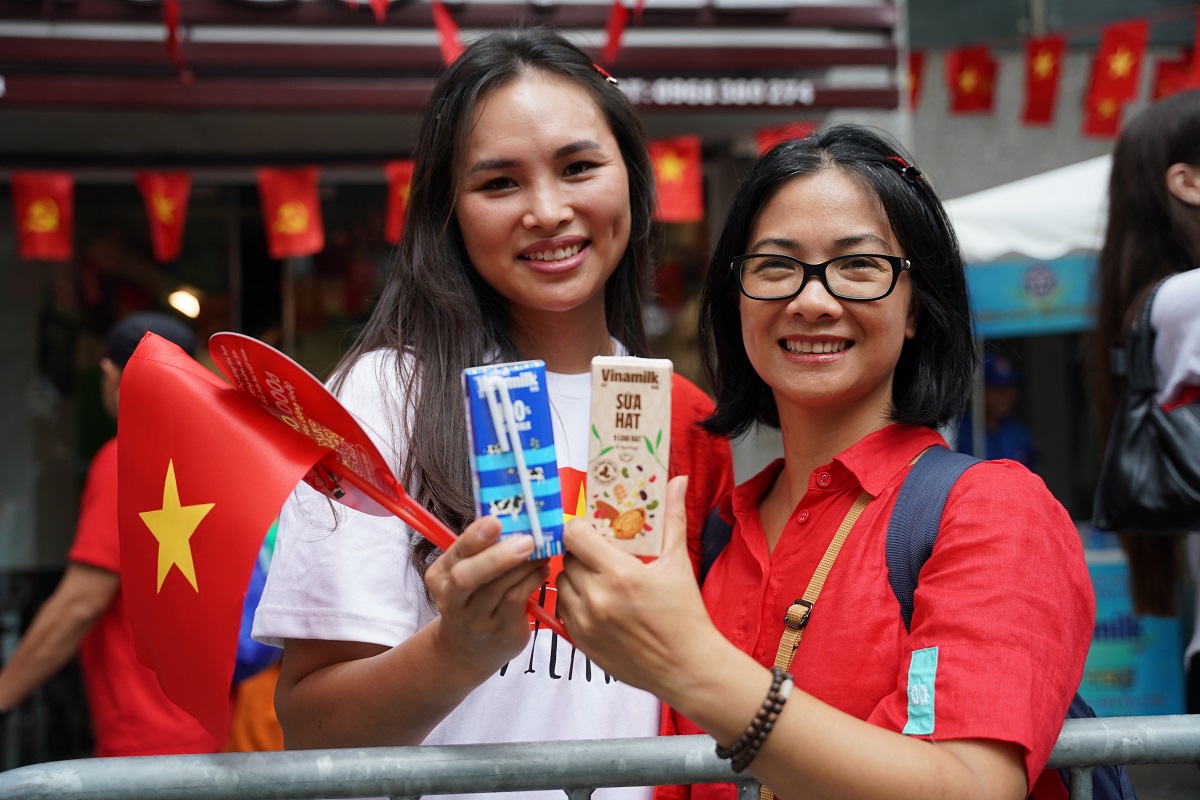 Không chỉ với người dân trong nước, không khí lễ hội đã lan tỏa đến với những người khách nước ngoài đang có mặt tại Hà Nội. Các cô gái nước ngoài hào hứng thưởng thức các sản phẩm sữa của Vinamilk tại 1 điểm tiếp sức dinh dưỡng. (Ảnh: Vi Nam)