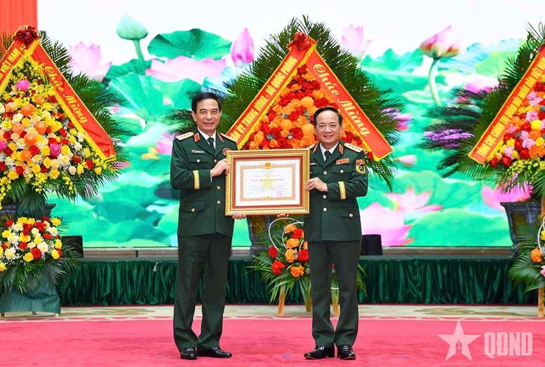 Thừa ủy quyền của Chủ tịch nước, Đại tướng Trịnh Văn Quyết trao Huân chương Quân công hạng Nhất tặng Đại tướng Phan Văn Giang - Ảnh: QĐND