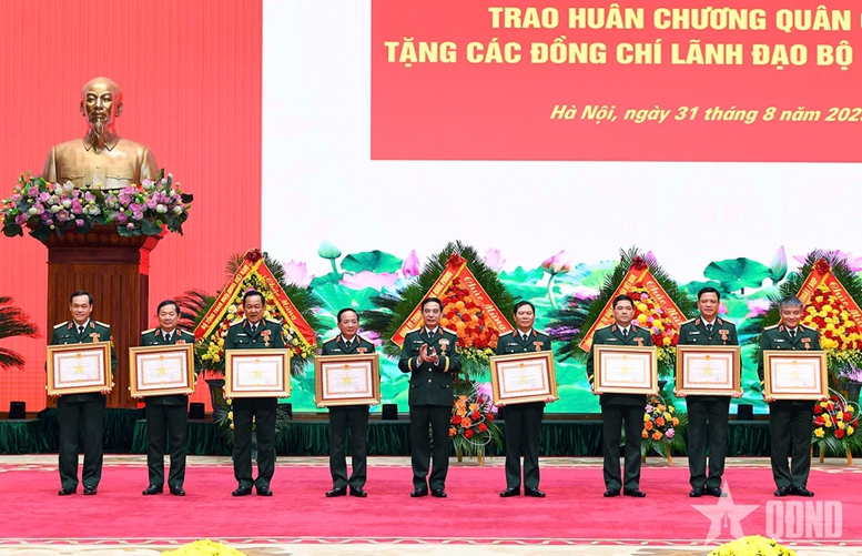 Trao Huân chương Quân công tặng các đồng chí lãnh đạo Bộ Quốc phòng