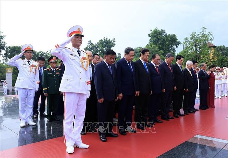 Lãnh đạo Đảng, Nhà nước đến đặt vòng hoa tại Đài tưởng niệm các Anh hùng liệt sĩ. Ảnh: TTXVN Lãnh đạo Đảng, Nhà nước đến đặt vòng hoa tại Đài tưởng niệm các Anh hùng liệt sĩ. Ảnh: TTXVN