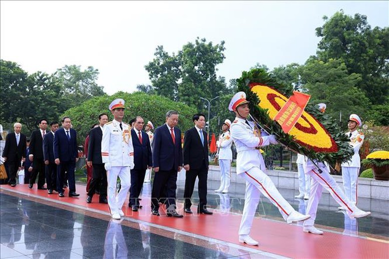 Lãnh đạo Đảng, Nhà nước đến đặt vòng hoa tại Đài tưởng niệm các Anh hùng liệt sĩ. Ảnh: TTXVN Lãnh đạo Đảng, Nhà nước đến đặt vòng hoa tại Đài tưởng niệm các Anh hùng liệt sĩ. Ảnh: TTXVN