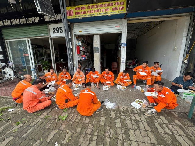 Bữa cơm vôi tại hiện trường để tiết kiệm thời gian khắc phục sự cố, sơm cấp điện trở lại phục vụ nhân dân.