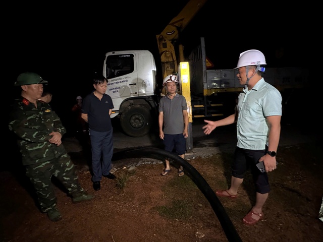 Ông Phạm Công Thành - Giám đốc PC Nghệ An, trực tiếp xuống hiện trường khiểm tra, chỉ đạo khắc phục sự cố.