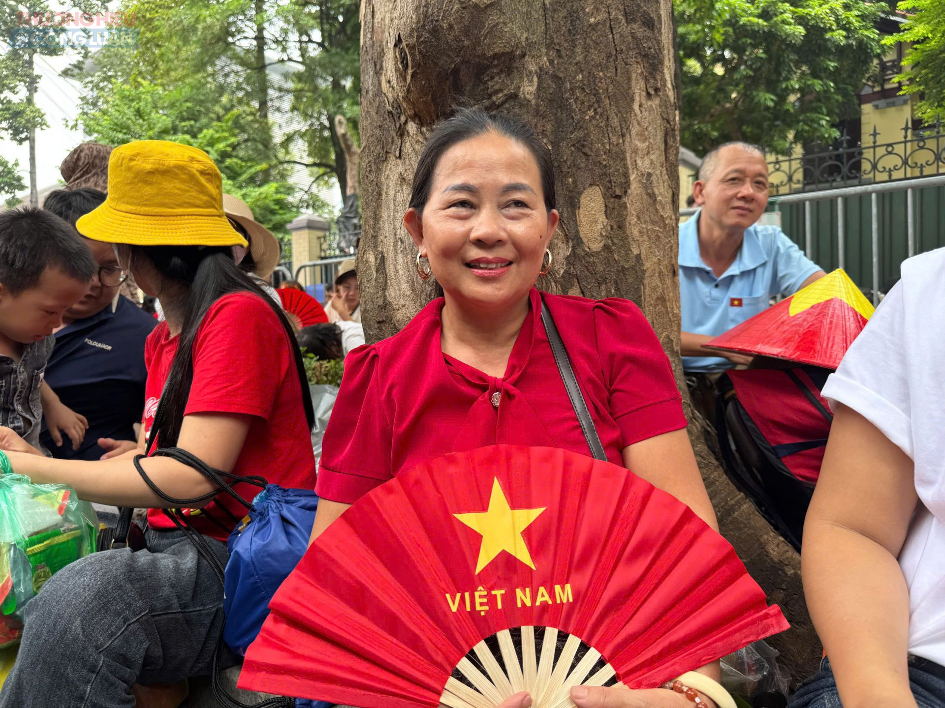 Bà Luyện, quê ở Lào Cai, xúc động chia sẻ: “40 năm mới có 1 lần, tôi cùng chồng là cựu chiến binh bắt xe từ sáng 31/8 xuống Hà Nội để tận mắt chứng kiến lễ diễu binh, diễu hành