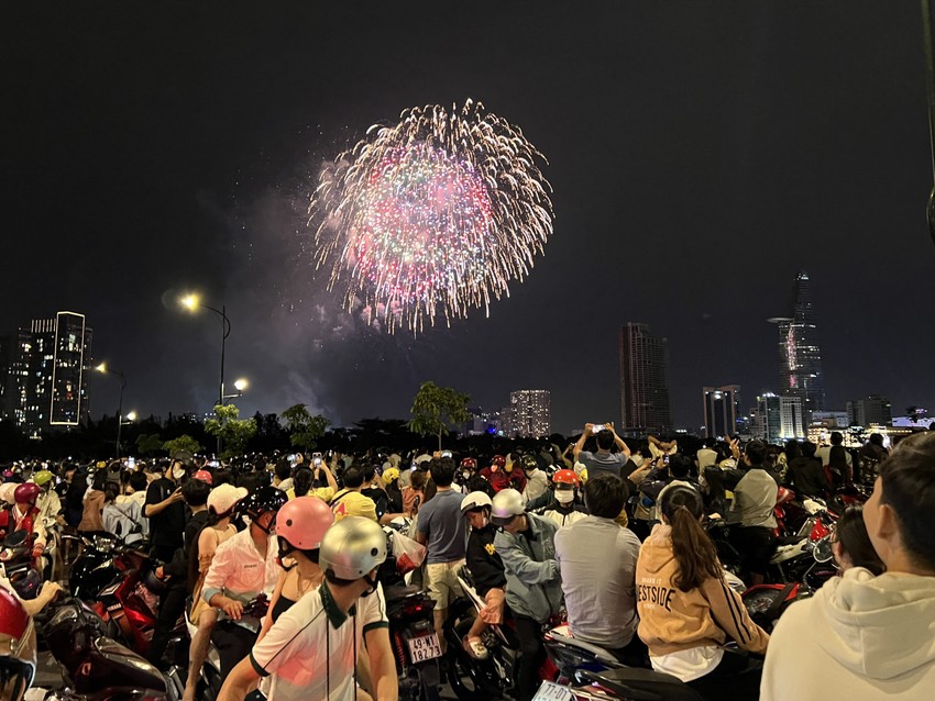 Điều chỉnh giao thông tại nhiều khu vực TP. HCM để bắn pháo hoa