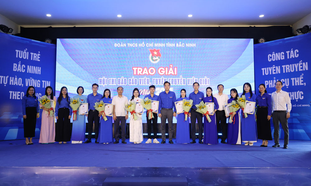 Ban tổ chức trao giải cho các thí sinh.