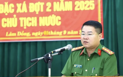 Đại tá Đào Thanh Quang, Giám thị Trại giam Đắk P'lao công bố quyết định đặc xá của Chủ tịch nước