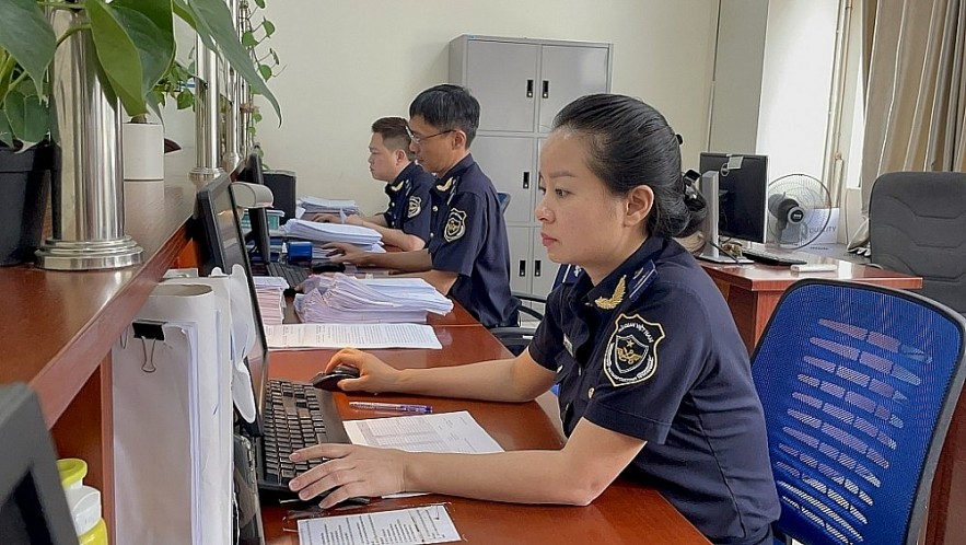 Công chức hải quan rà soát, kiểm tra những mặt hàng trong danh mục hàng hóa xuất nhập khẩu rủi ro cao