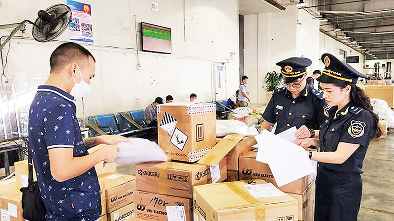 Cán bộ Chi cục Hải quan cửa khẩu sân bay quốc tế Nội Bài (Cục Hải quan thành phố Hà Nội) kiểm tra hàng hóa.