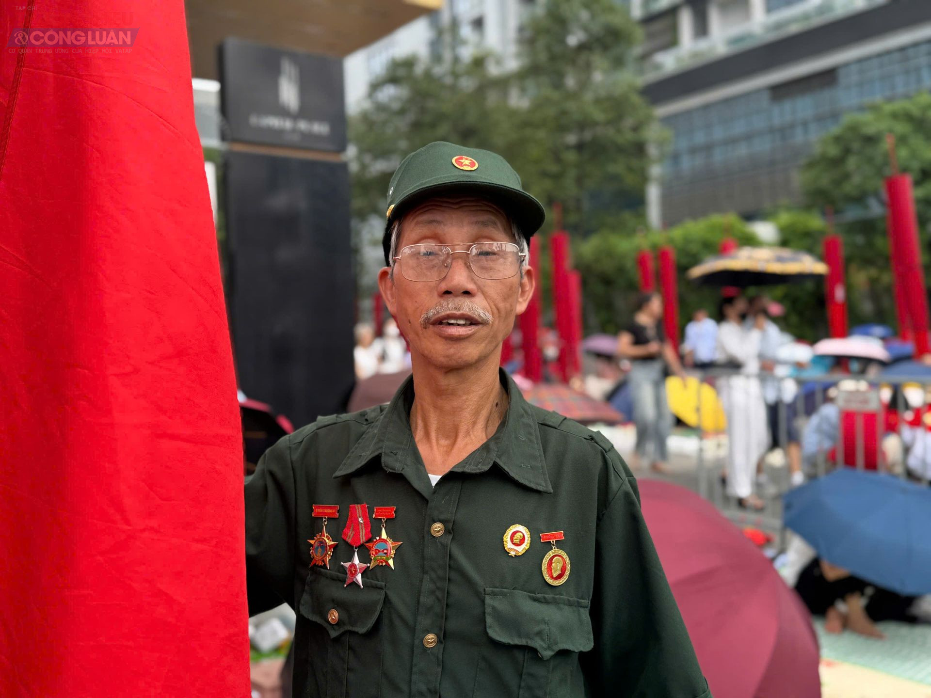 Ông Nguyễn Hữu Minh (Nghệ An), từng tham gia chiến dịch giải phóng Campuchia bồi hồi bắt xe từ 2 ngày trước ra Hà Nội để xem diễu binh, diễu hành A80