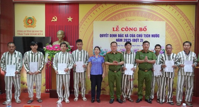 ác phạm nhân thuộc Trại Tạm giam số 2 Công an tỉnh được trao Quyết định đặc xá.