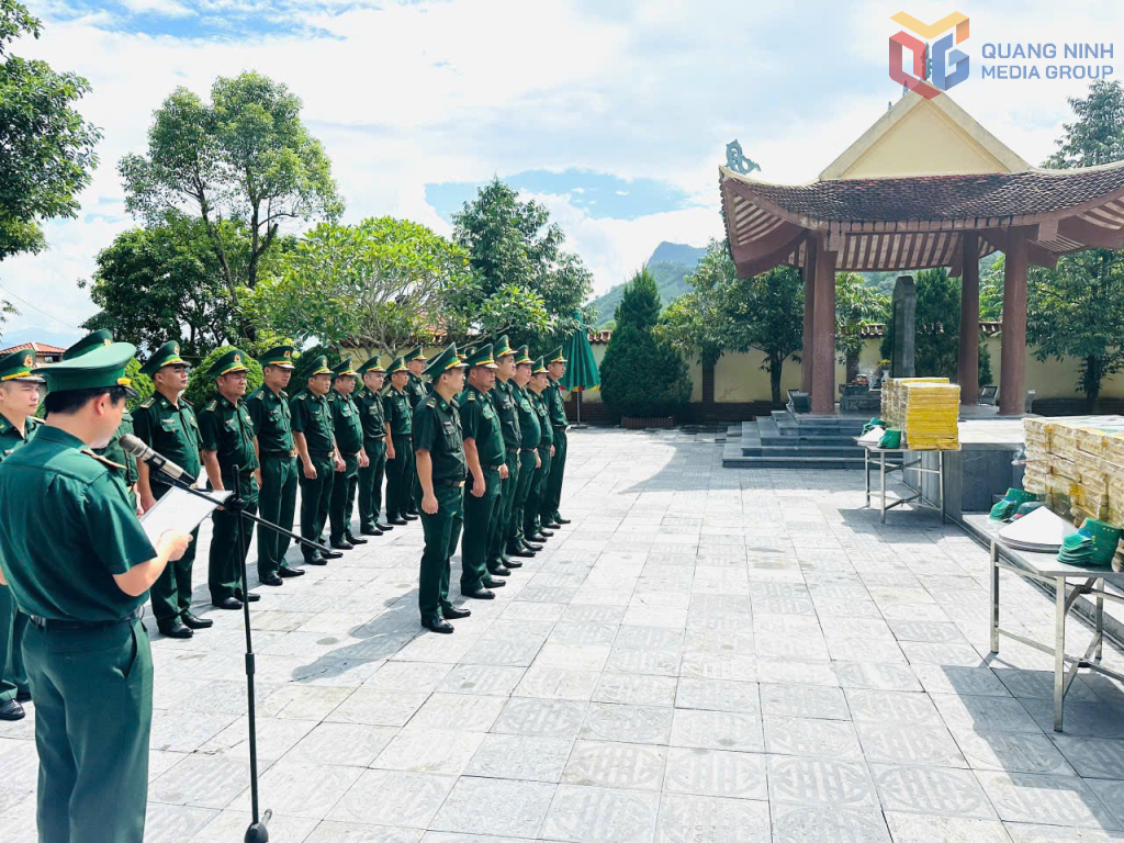 Cán bộ chiến sĩ Đồn Biên phòng Cửa khẩu quốc tế Móng Cái dâng hương, hoa tưởng niệm các Anh hùng Liệt sĩ Pò Hèn. Cán bộ chiến sĩ Đồn Biên phòng Cửa khẩu quốc tế Móng Cái dâng hương, hoa tưởng niệm các Anh hùng Liệt sĩ Pò Hèn.