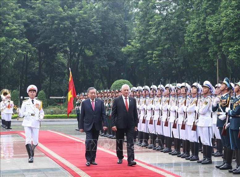 Tổng Bí thư Tô Lâm và Bí thư thứ Nhất, Chủ tịch nước Cuba Miguel Díaz-Canel Bermúdez duyệt Đội danh dự Quân đội nhân dân Việt Nam. Ảnh: TTXVN