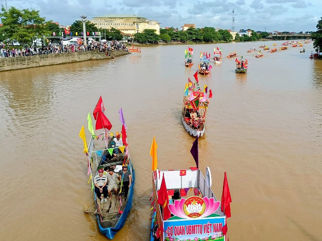 Sôi động lễ hội đua thuyền truyền thống trên sông Kiến Giang