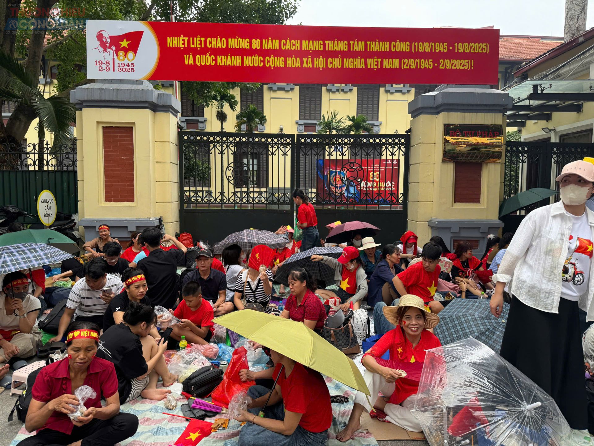 Trên đường Trân Phú đã chật kín người dân ngồi giữ chỗ chờ xem diễu binh, diễu hành A80