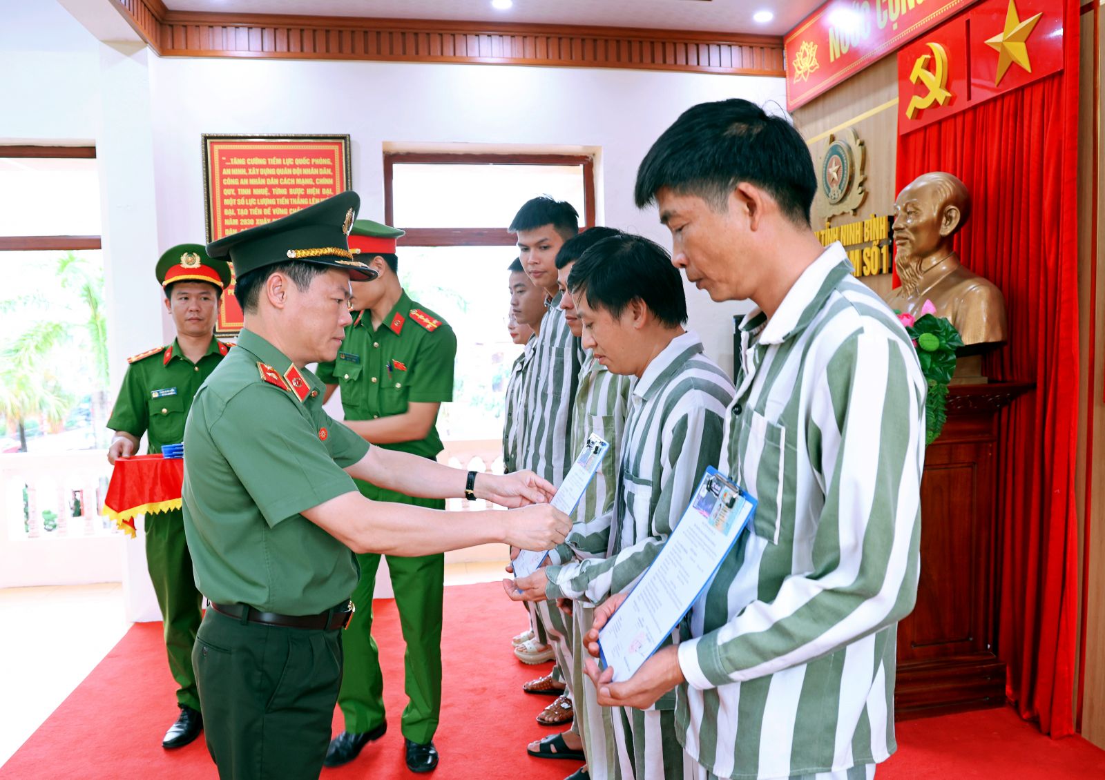 Đồng chí Thiếu tướng Nguyễn Hữu Mạnh, Giám đốc Công an tỉnh trao Giấy chứng nhận đặc xá và Căn cước cho các phạm nhân được đặc xá (đợt 2) năm 2025 tại Trại Tạm giam số 1 Công an tỉnh