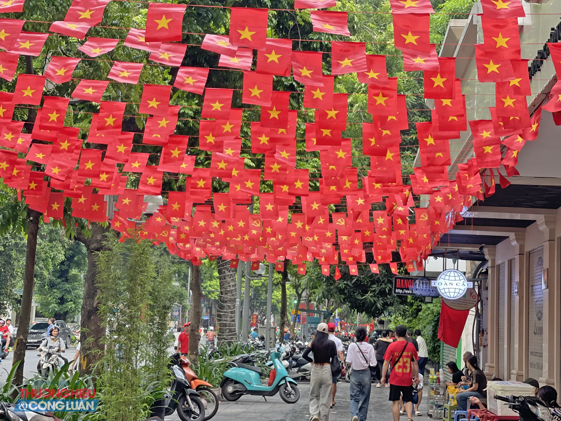 Hình ảnh lá cờ đỏ sao vàng tung bay rợp trời trên phố Hai Bà Trưng (Hà Nội), sắc đỏ rực rỡ trải dài khắp các cửa hàng và tòa nhà, hòa cùng không khí nhộn nhịp, rộn rã của người dân chuẩn bị chào mừng Quốc khánh 2/9.
