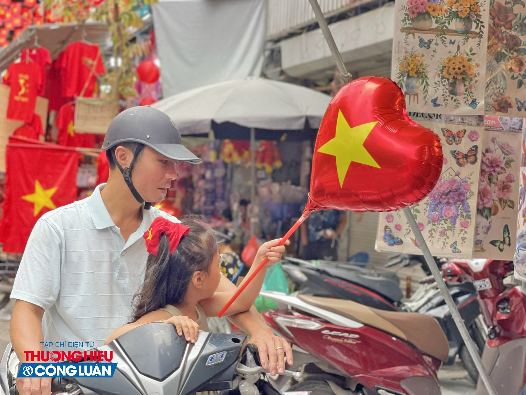 Hình ảnh lá cờ đỏ sao vàng trải dài trên phố Hàng Mã (Hà Nội), nơi các cửa hàng bày bán cờ, sắc đỏ rực rỡ nối dài khắp con phố, hòa cùng tiếng cười nói rộn rã của người dân, tạo nên không khí tưng bừng như ngày hội trong dịp Quốc khánh 2/9.