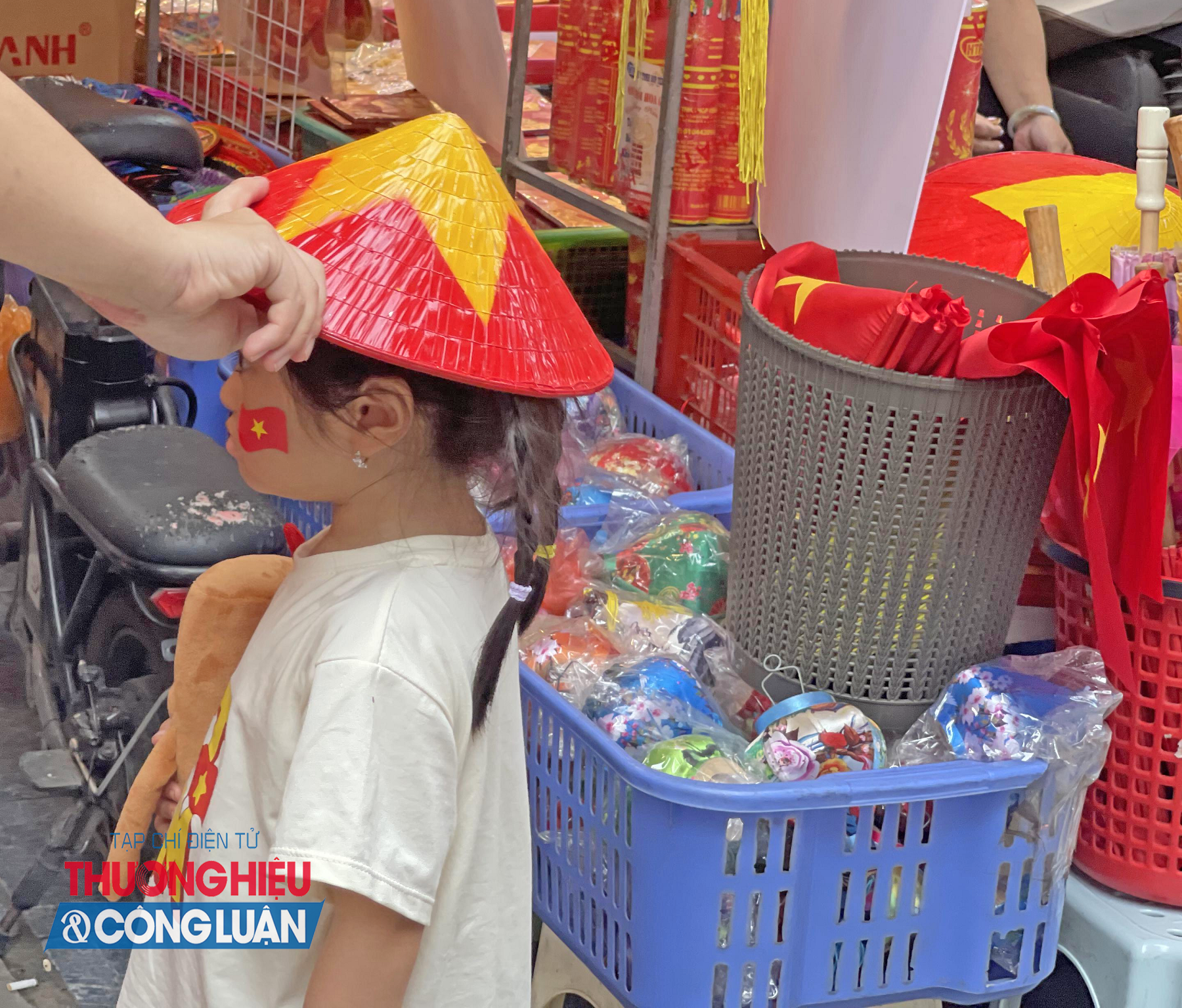 Những em bé được bố mẹ dẫn tới phố Hàng Chiếu, háo hức ngắm lá cờ đỏ sao vàng và tận hưởng không khí nhộn nhịp chào mừng Quốc khánh 2/9.