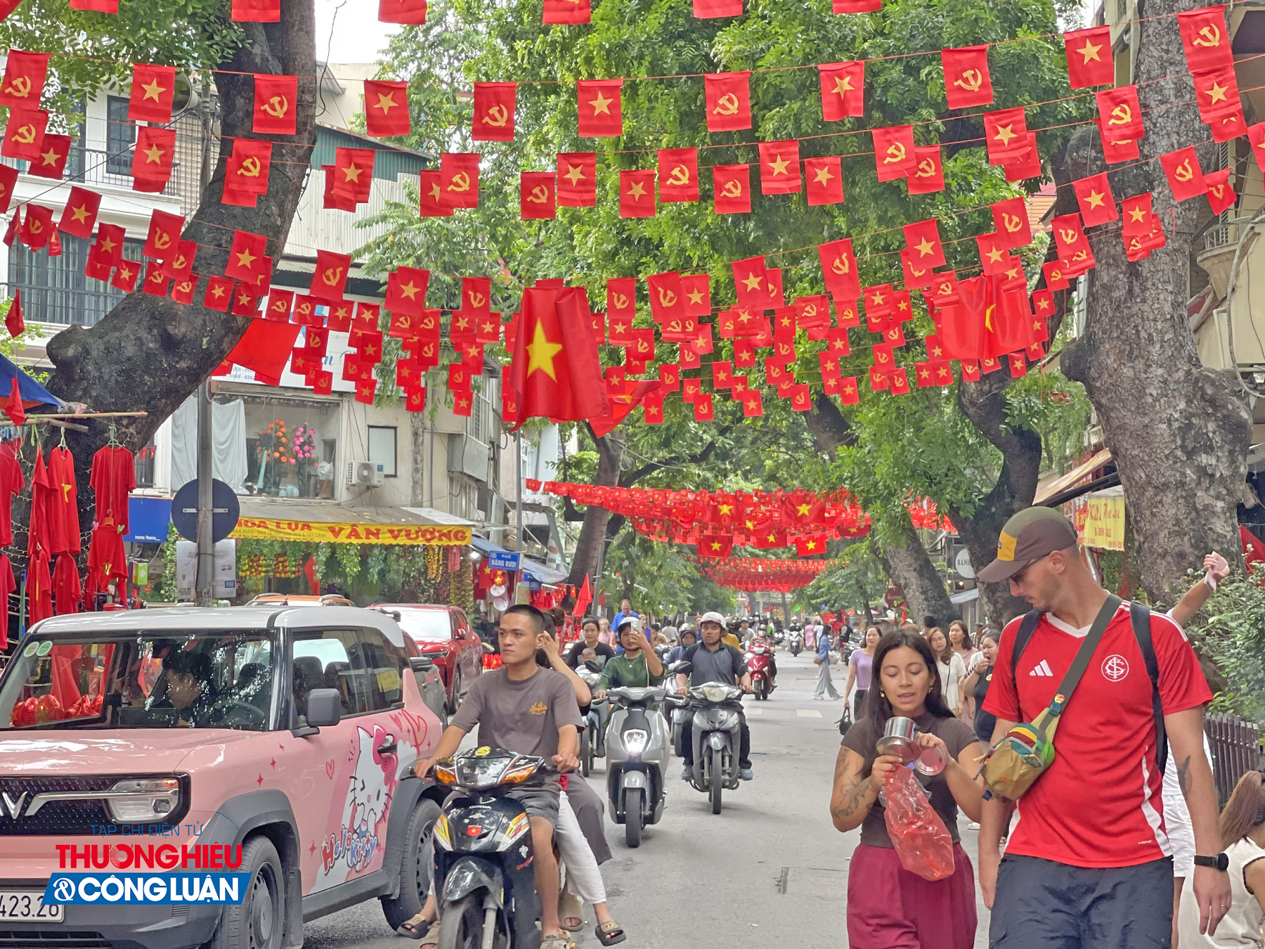 Khách du lịch tham quan phố Hàng Lược, hòa mình vào không khí nhộn nhịp với cờ đỏ sao vàng rực rỡ dịp Quốc khánh 2/9.