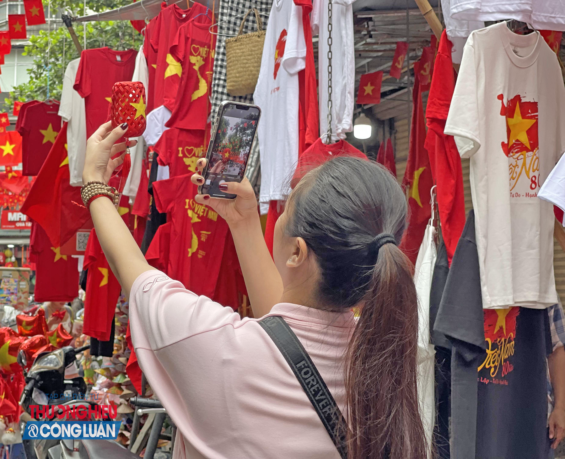 Trên phố Hàng Rươi và Hàng Lược cũng ngập tràn cờ đỏ sao vàng và sắc hoa rực rỡ, tạo nên không khí tưng bừng chào mừng Quốc khánh 2/9