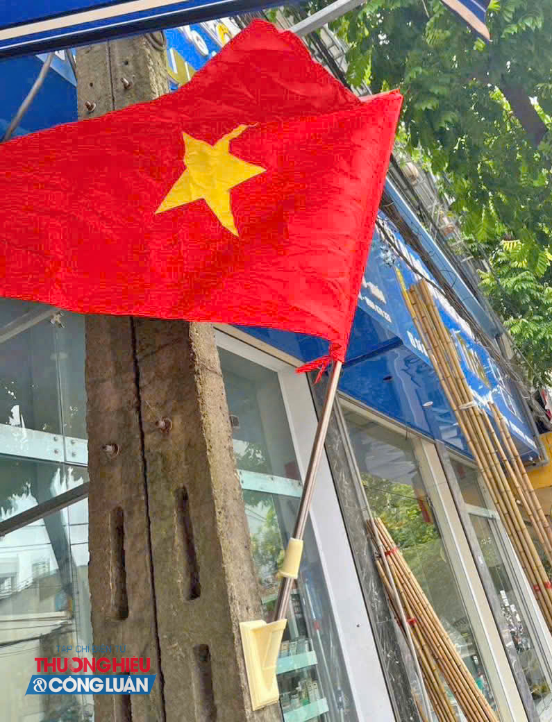 Lá cờ đỏ sao vàng tung bay trước cửa nhà, biểu tượng niềm tự hào của người dân Việt Nam dịp Quốc khánh 2/9.