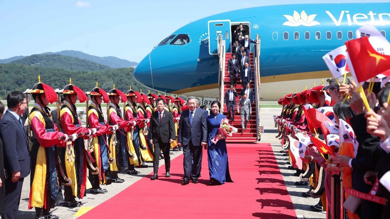 Lễ đón Tổng Bí thư Tô Lâm và Phu nhân tại Sân bay quân sự Seongnam, thủ đô Seoul, Hàn Quốc, ngày 10/8/2025. (Ảnh: TTXVN)