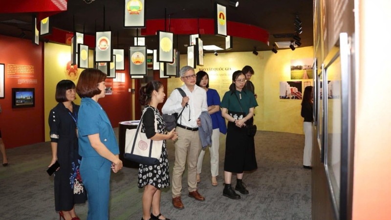 Đoàn khách Trường đại học OXFORD (Vương quốc Anh) tham quan triển lãm Bảo vật quốc gia phác thảo Quốc huy Việt Nam tại Trung tâm Lưu trữ Quốc gia 3. (Ảnh: Trung tâm Lưu trữ Quốc gia 3)