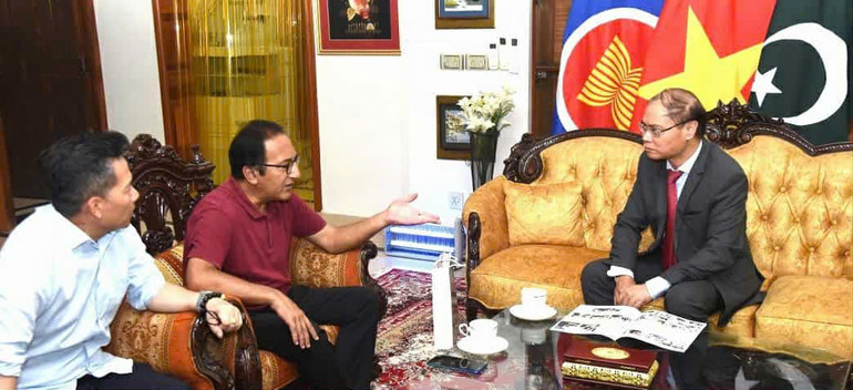 Đại sứ Việt Nam tại Pakistan Phạm Anh Tuấn trả lời phỏng vấn Báo Pakistan in the World – một trong những tờ báo lớn của Pakistan. (Ảnh: Đại sứ quán Việt Nam tại Pakistan)