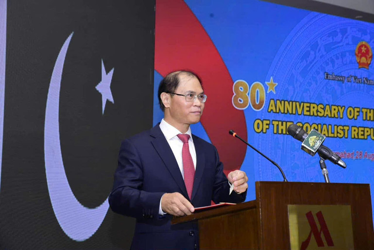 Đại sứ Phạm Anh Tuấn phát biểu tại Lễ kỷ niệm 80 năm Cách mạng Tháng Tám thành công và Quốc khánh 2/9 tại thủ đô Islamabad tối 28/8 vừa qua. (Ảnh: Đại sứ quán Việt Nam tại Pakistan)