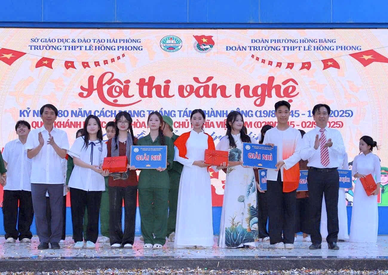 Khen thưởng cho các tiết mục xuất sắc.