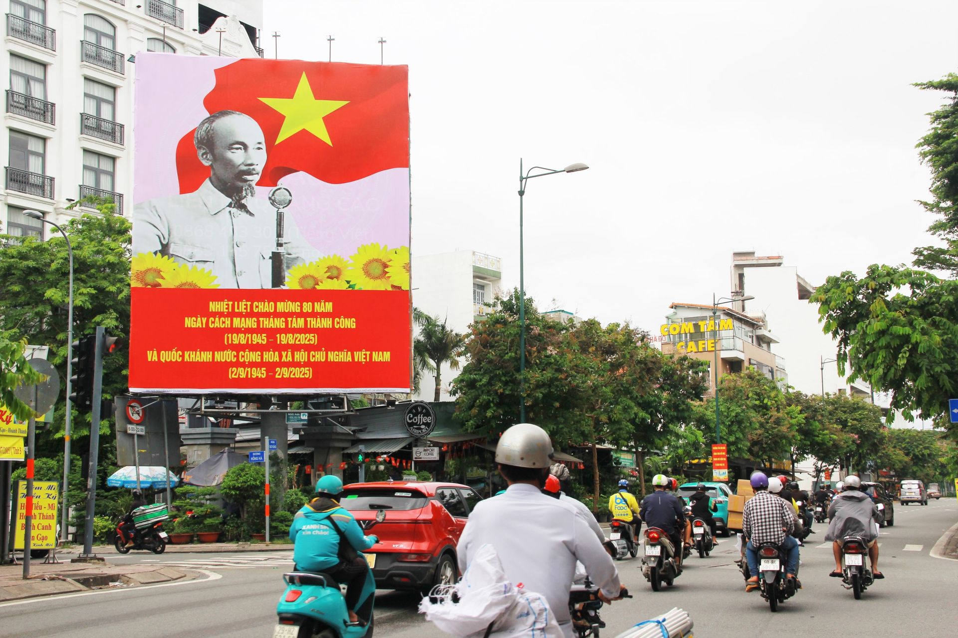 Thành phố như khoác lên mình tấm áo rựcc rỡ, sẵn sàng cho ngày hội lớn