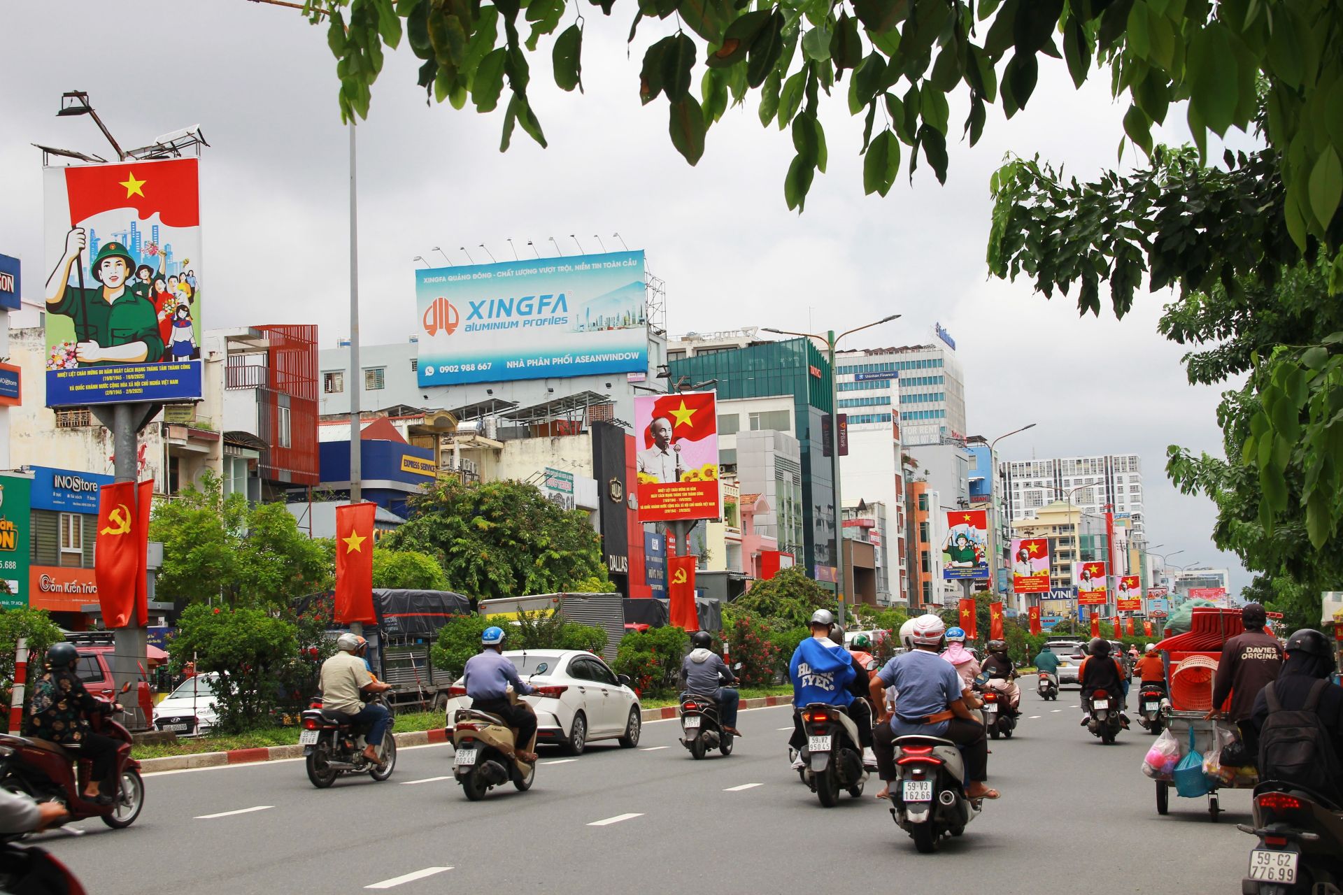 Các tấm pano, biểu ngữ được trang hoàng trên các tuyến phố