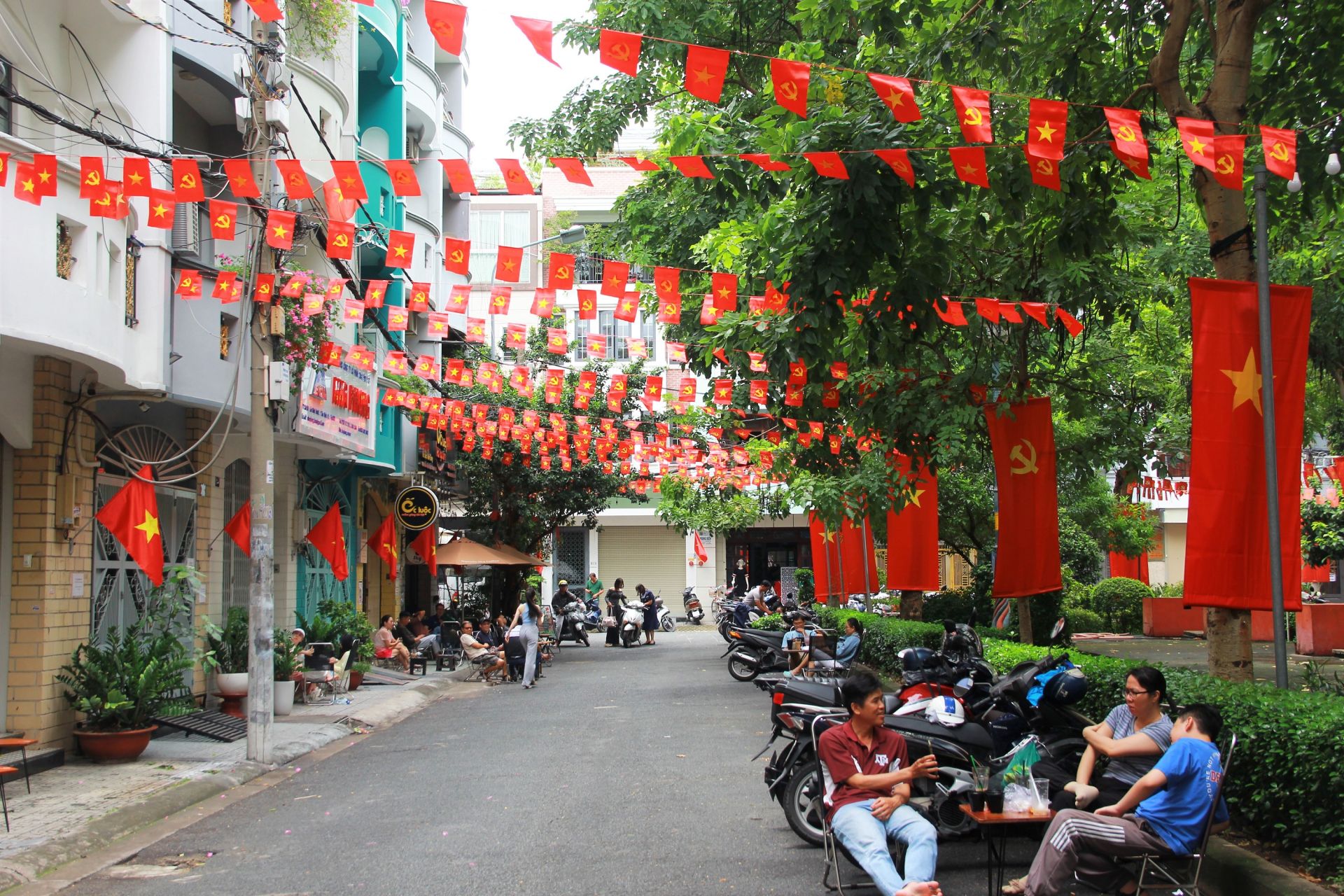 Từ trung tâm đến các phố phường của TP. HCM, khoác lên mình màu sắc rực rỡ