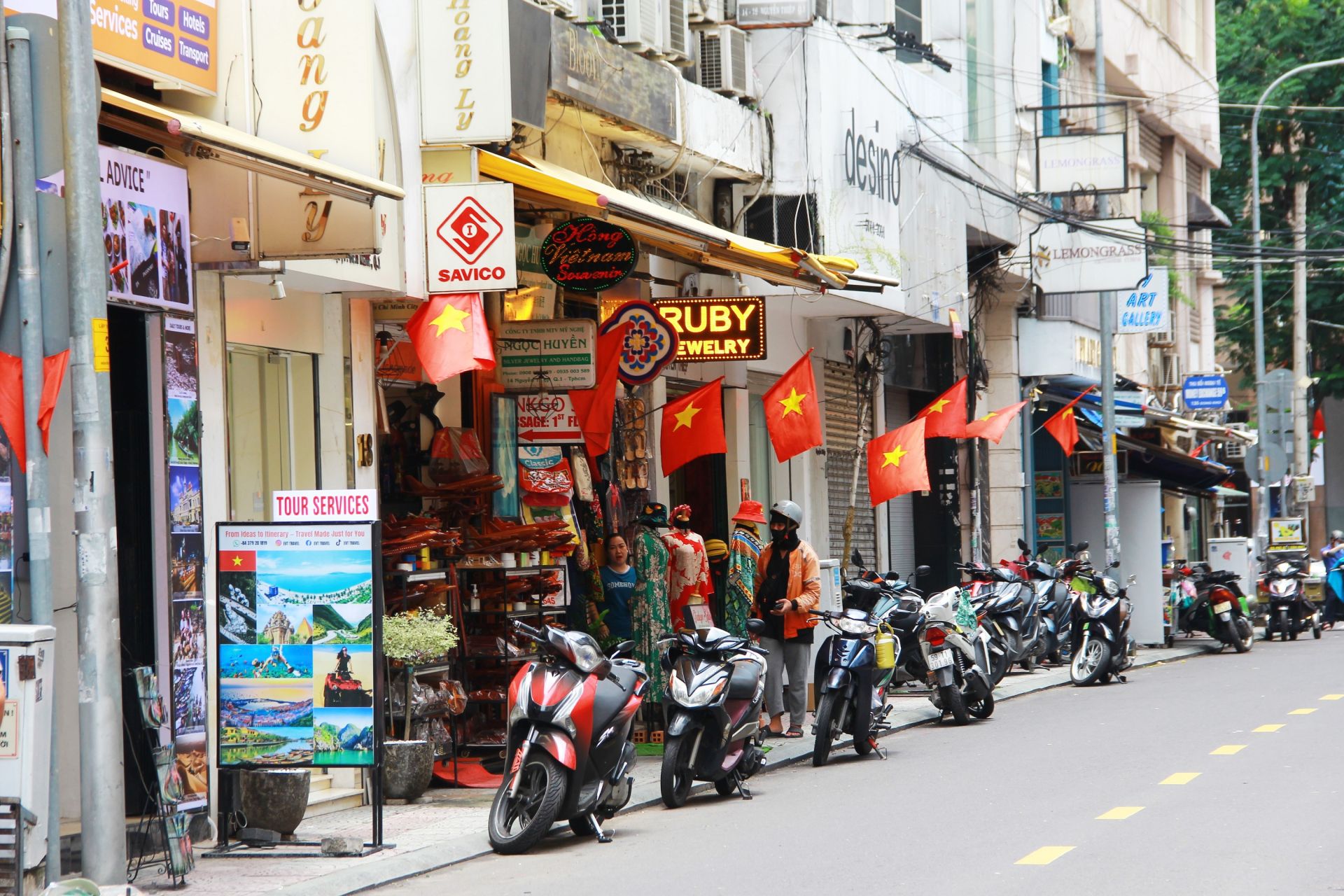 Dọc nhiều hẻm nhỏ đến phố lớn, hàng trăm lá cờ đỏ sao vàng tung bay phấp phới, tạo nên một bức tranh sống động, tràn đầy niềm vui
