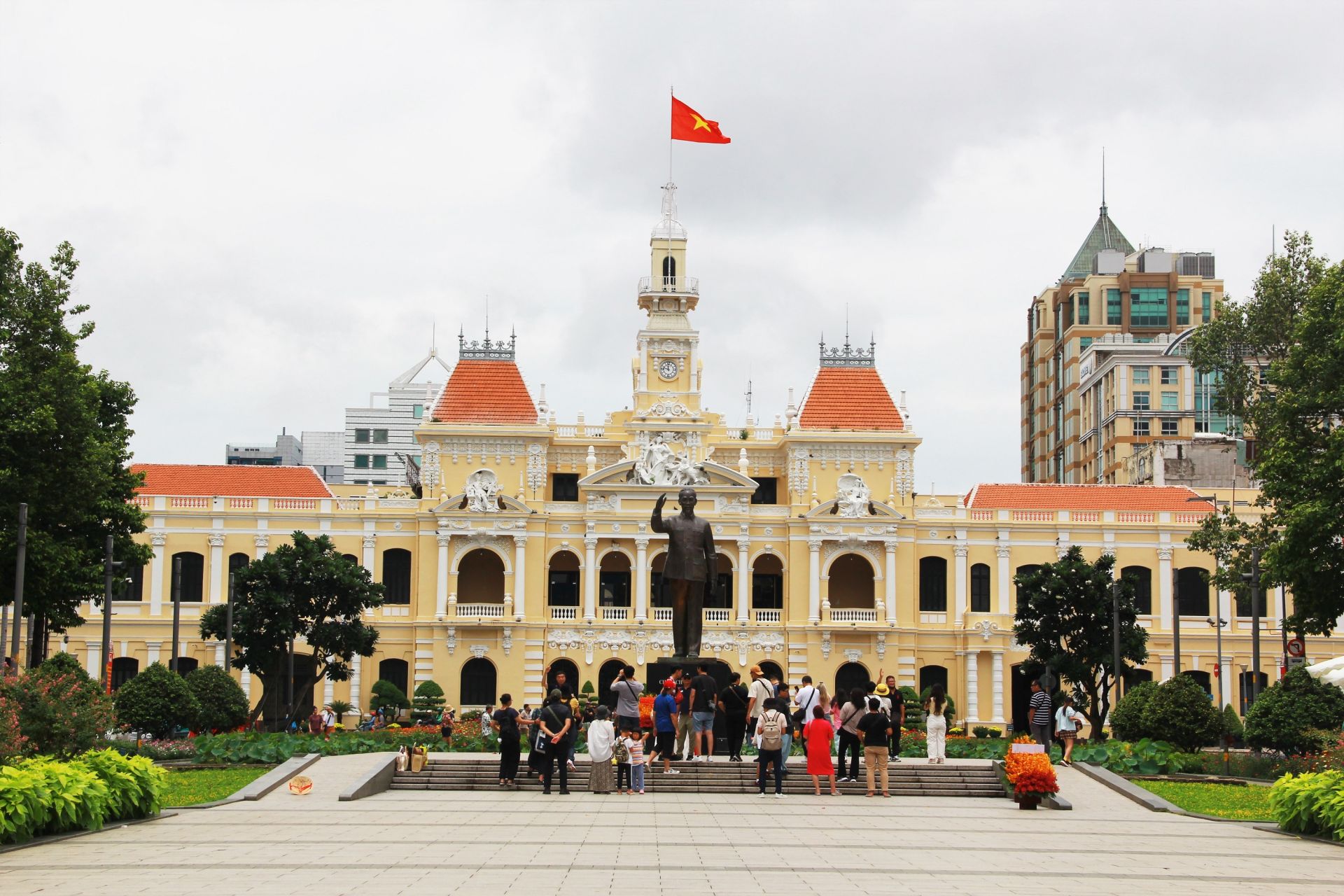 Tượng đài Chủ tịch Hồ Chí Minh phía trước UBND thu hút khách du lịch đến tham quan và ghi lại những bức hình làm kỷ niệm
