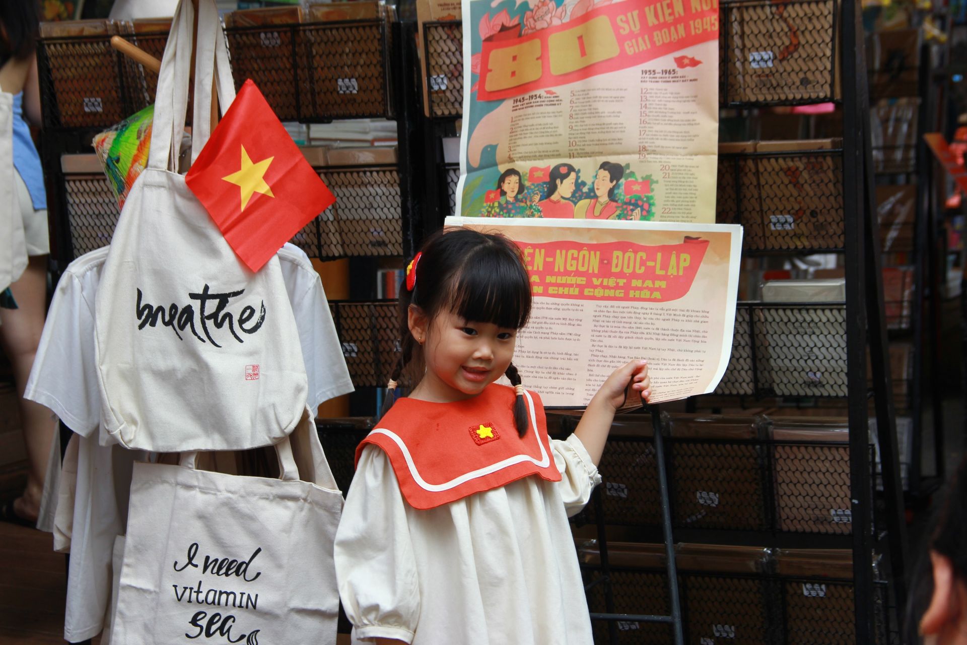 Đường sách TP. HCM cũng thu hút đông đảo người dân đến check in