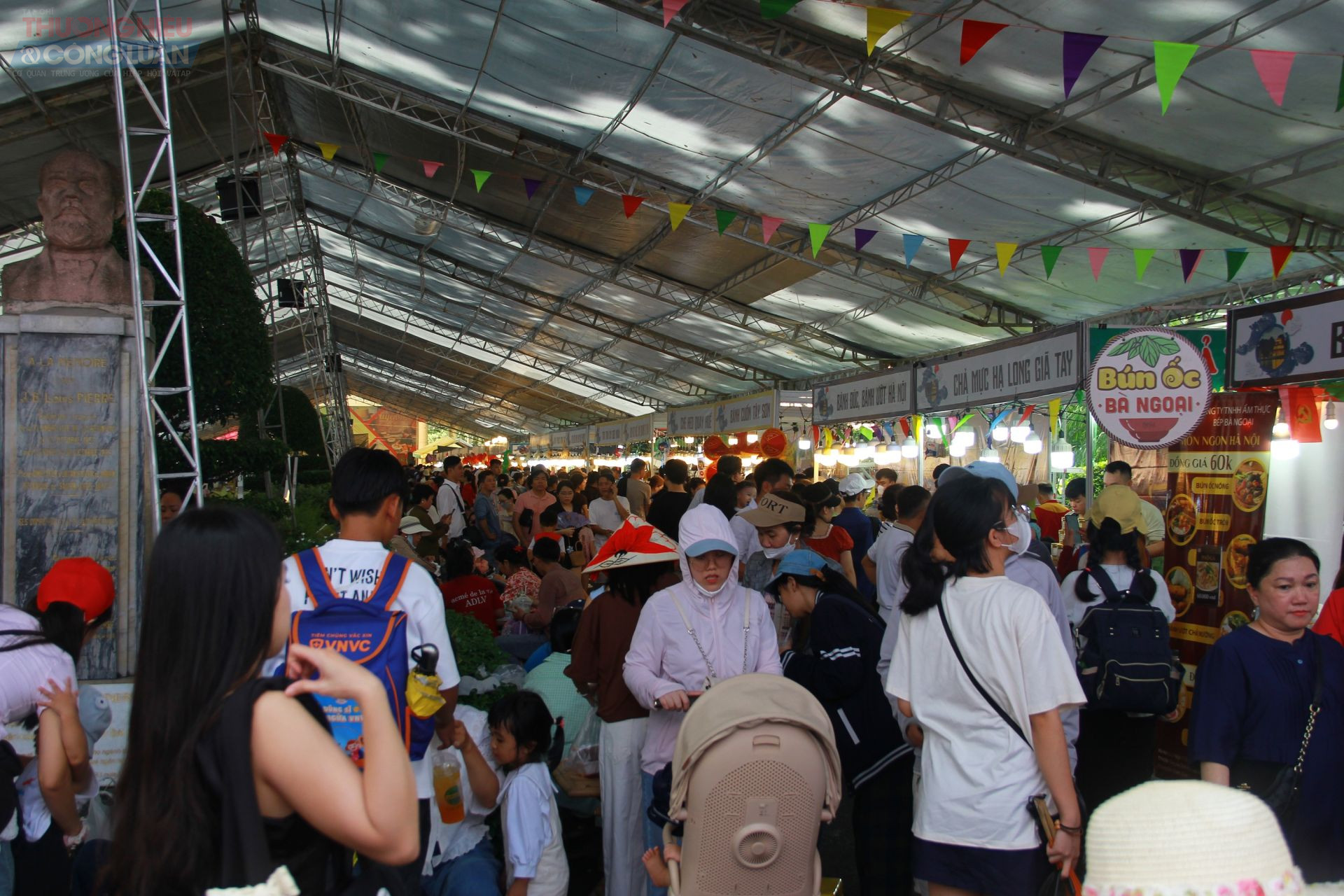 Từ trưa, lượng người đổ về đây càng đông, các lối đi chật kín