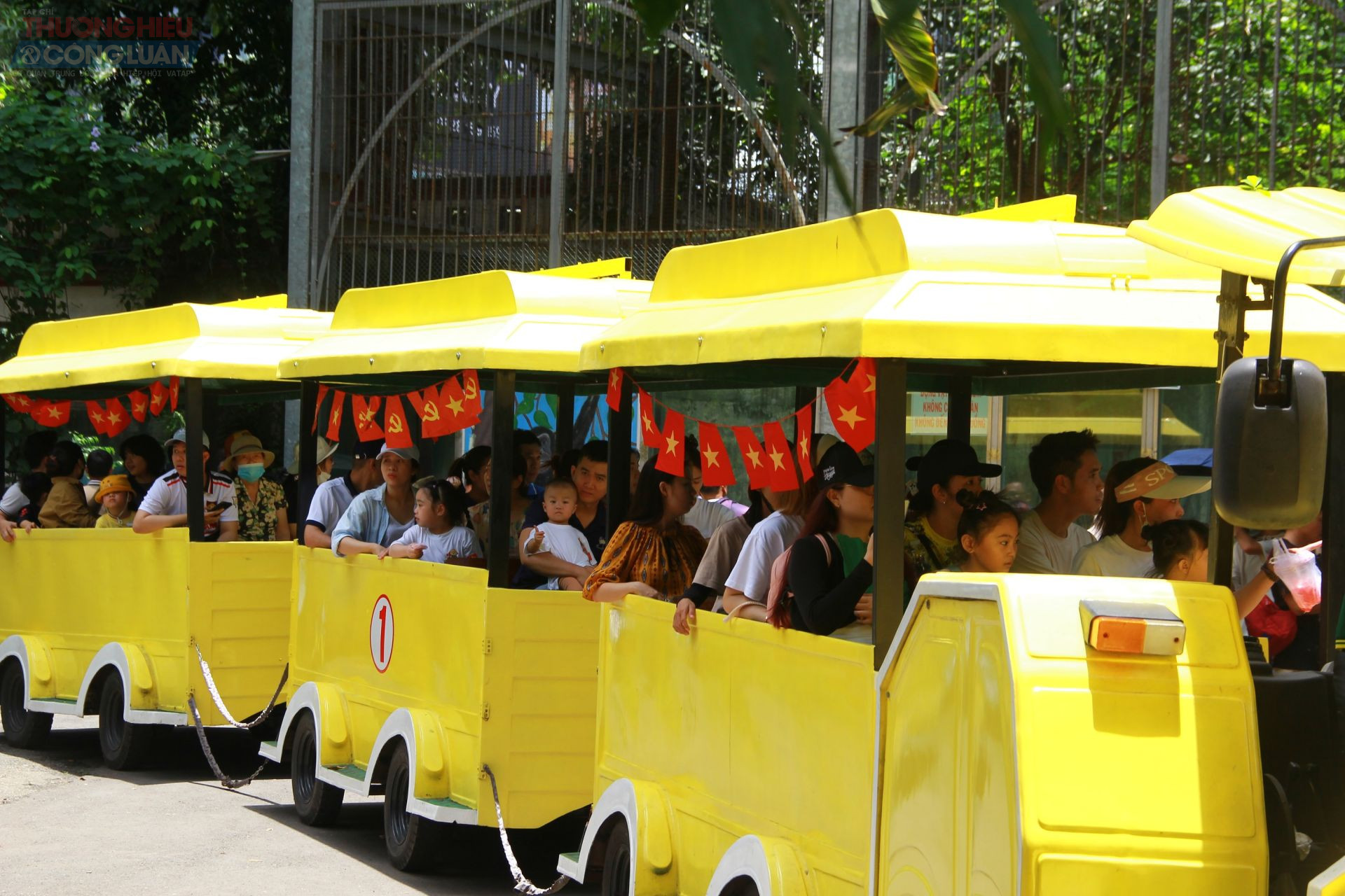 Các chuyến xe chở khách tham quan luôn đầy khách