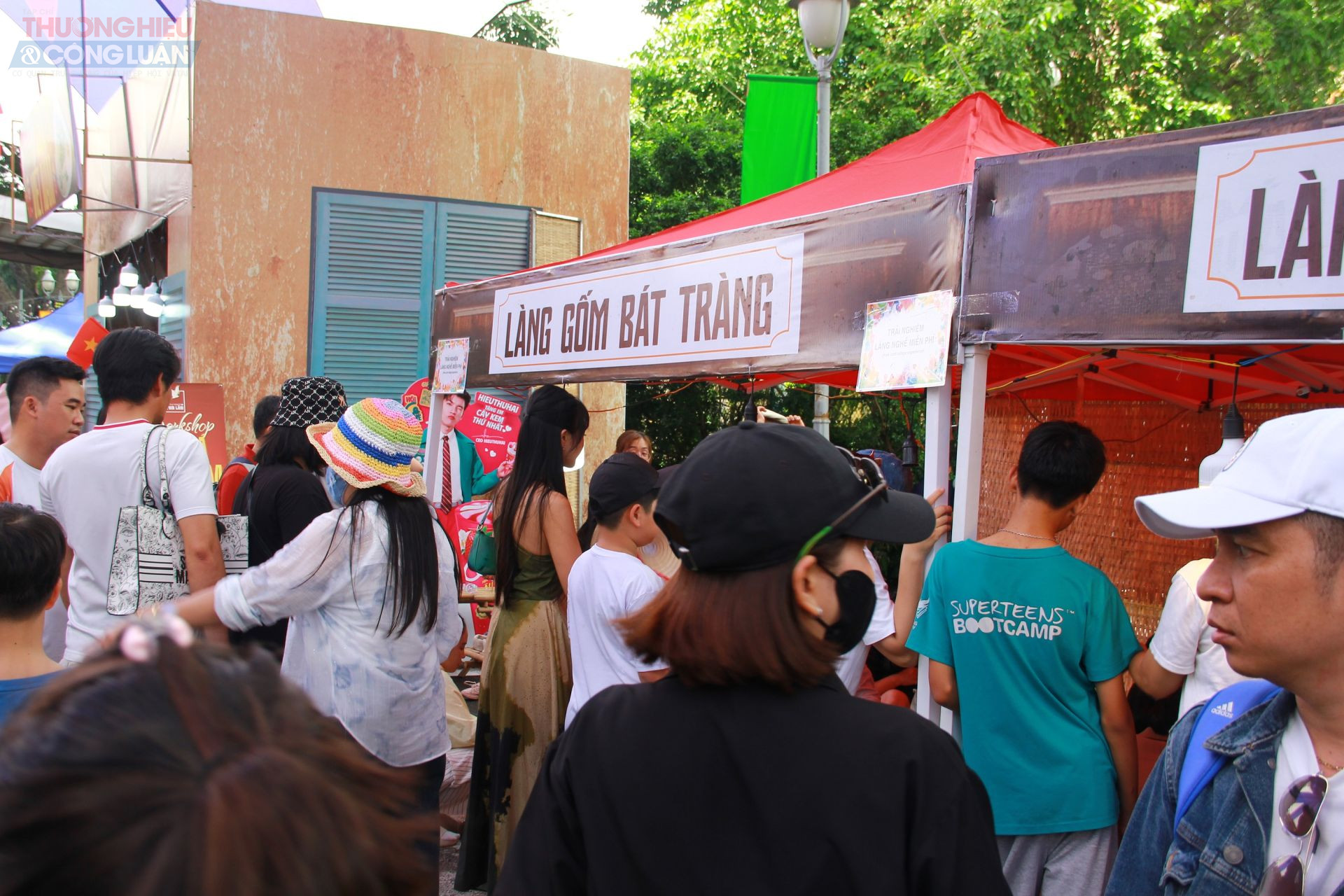 Sự kiện Vui Tết Độc lập - Hội tụ non sông tại Thảo Cầm Viên Sài Gòn dịp lễ 2/9 quy tụ đến 50 gian hàng, tái hiện văn hóa 3 miền như làm gốm Bát Tràng, dệt chiếu Định Yên, làm khăn choàng Long Khánh... đang thu hút khá đông du khách tham quan