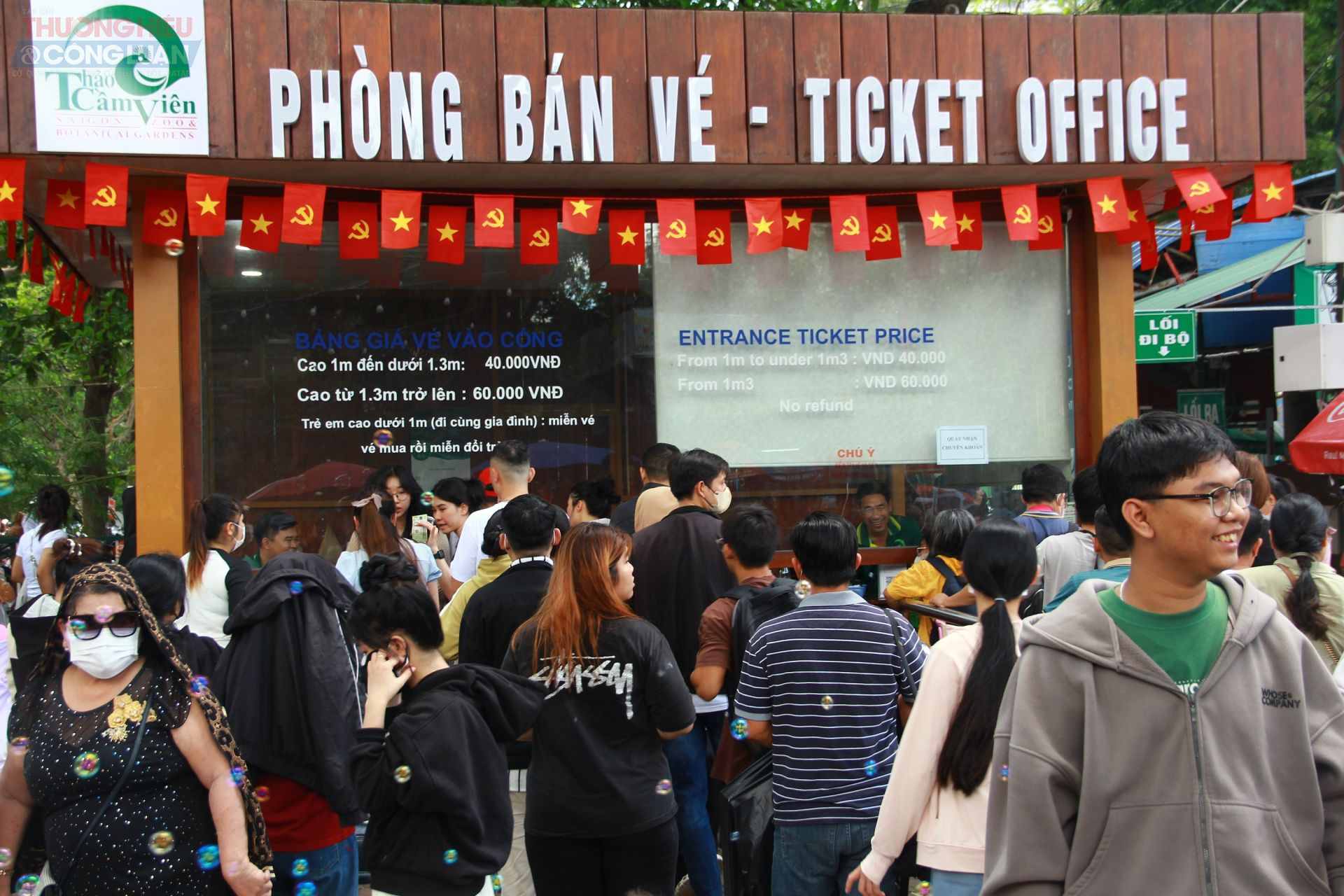 Rất đông người dân đổ về Thảo Cầm Viên để mua vé vào trong tham quan, vui chơi trong những ngày nghỉ lễ