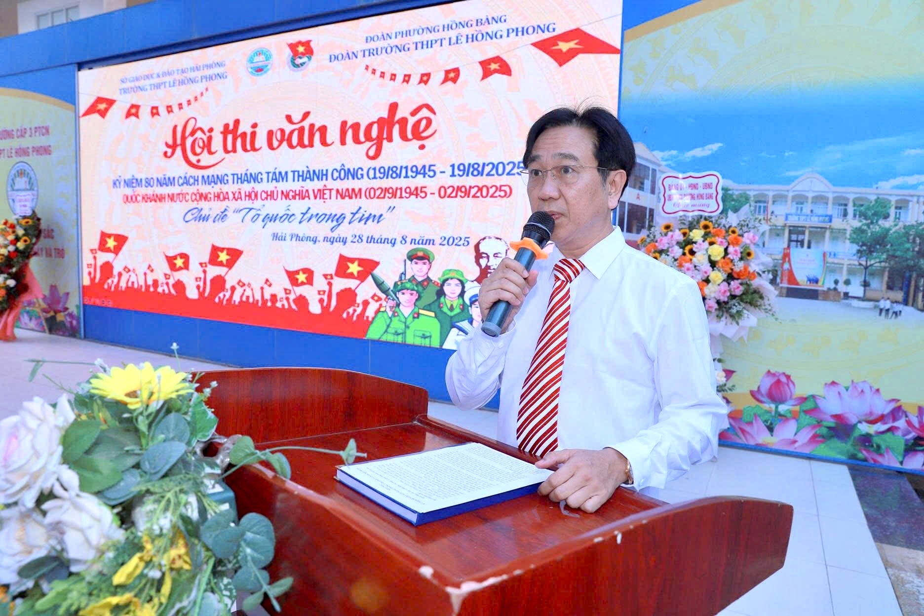 Thầy giáo Đinh Hồng Tiệp, Hiệu trưởng Trường THPT Lê Hồng Phong phát biểu tại Hội thi.