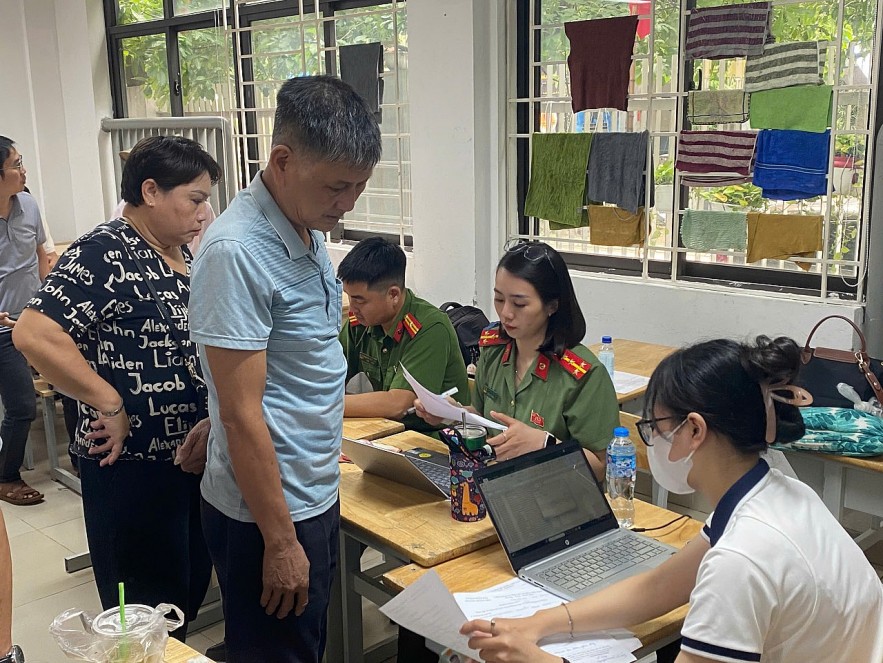 Người dân phường Hoàng Mai, TP. Hà Nội làm thủ tục nhận quà 2/9. Ảnh: Đức Minh