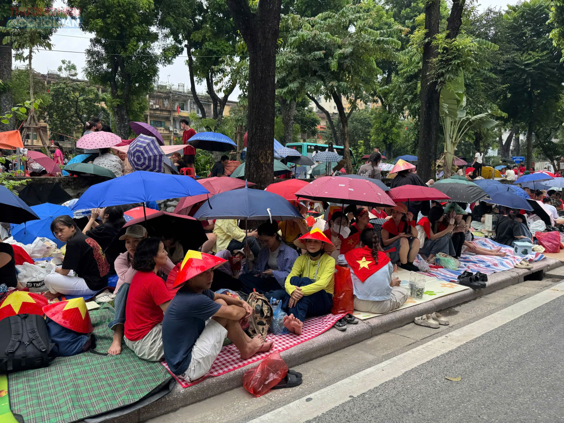 Đường Kim Mã chật kín người dân ngồi giữ chỗ.