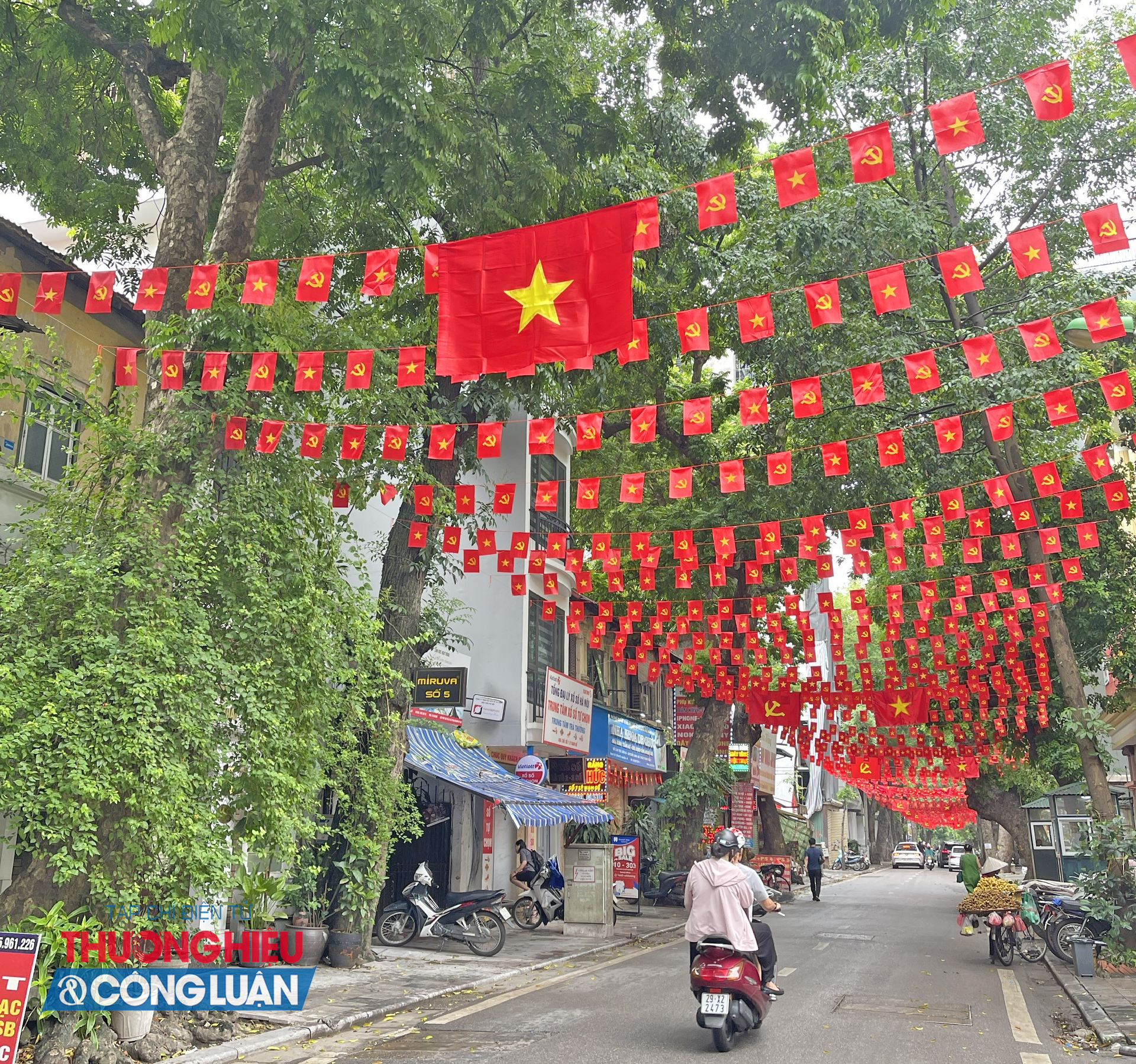 Hình ảnh lá cờ đỏ sao vàng tung bay rợp trời trên phố Lý Nam Đế (Hà Nội), hòa cùng không khí rộn rã của người dân trong những ngày cận Quốc khánh 2/9. Sắc đỏ rực rỡ tạo nên khung cảnh tưng bừng, đầy niềm tự hào và tình yêu Tổ quốc.