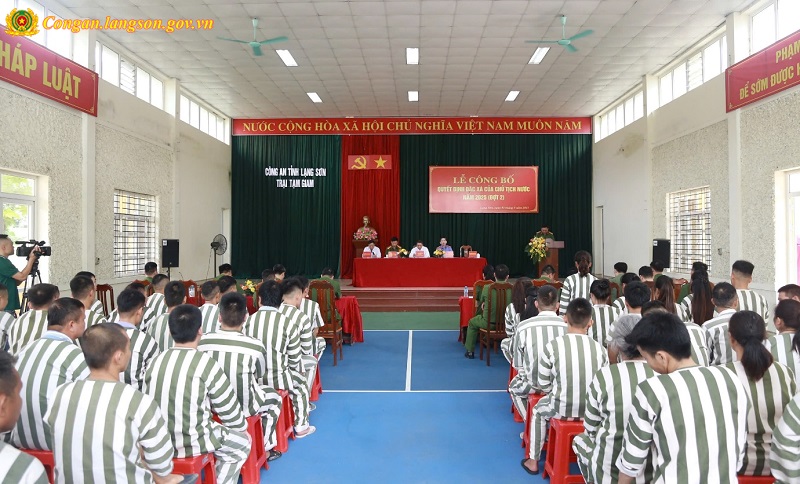 Quang cảnh lễ công bố