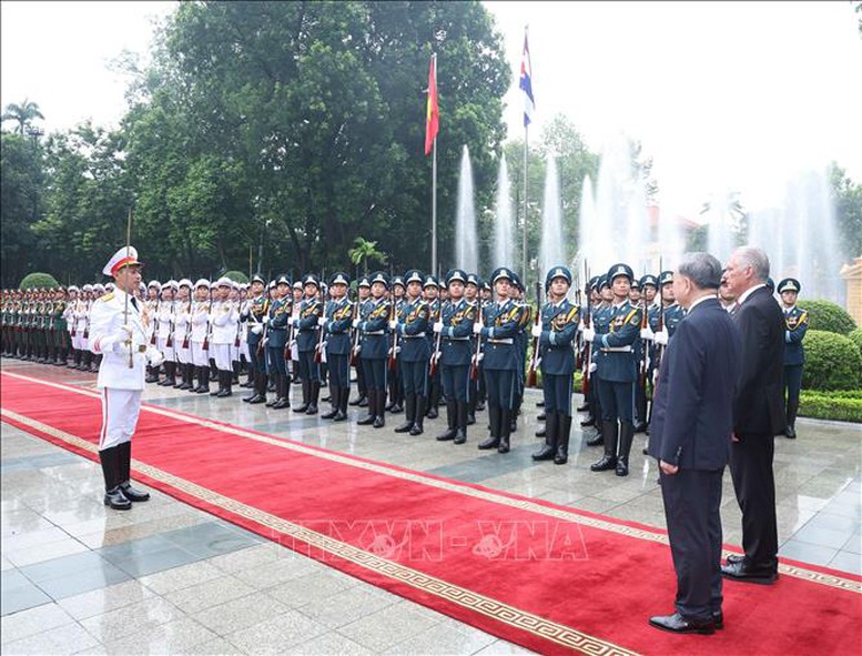 Tổng Bí thư Tô Lâm và Bí thư thứ Nhất, Chủ tịch nước Cuba Miguel Díaz-Canel Bermúdez duyệt Đội danh dự Quân đội nhân dân Việt Nam. Ảnh: TTXVN