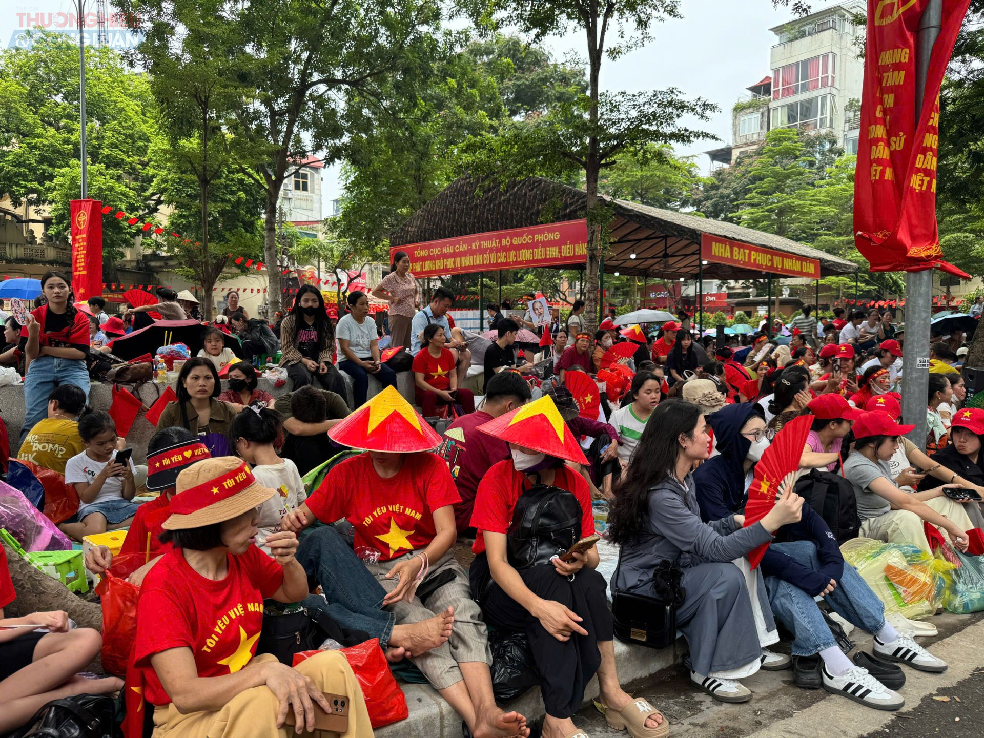 Vườn hoa Tây Sơn đông đảo người dân xếp hàng từ sáng sớm ngày 1/9 để chờ xem diễu binh, diễu hành