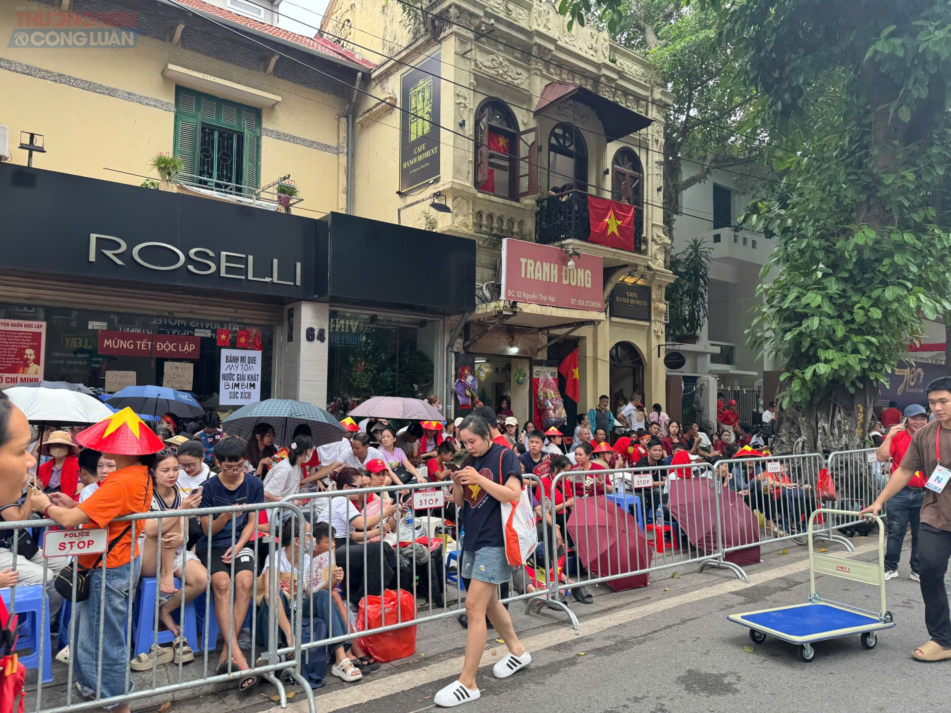 Tuyến phố Nguyễn Thái Học (Hà Nội) chật kín người dân xếp hàng chờ xem Lễ diễu binh, diễu hành kỷ niệm 80 năm Quốc khánh 2/9