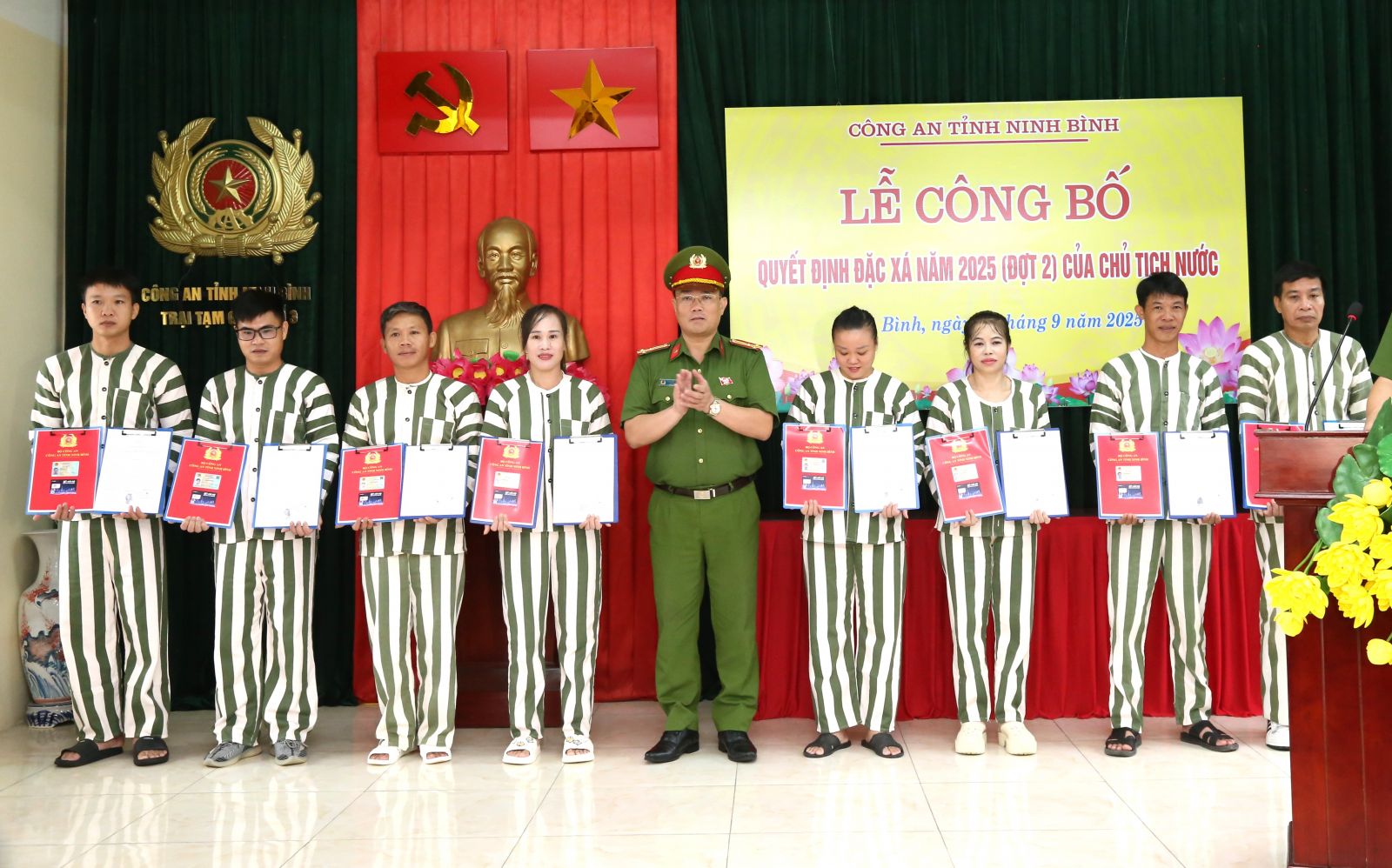 Đồng chí Thượng tá Nguyễn Chí Đại, Phó Thủ trưởng Thường trực Cơ quan thi hành án hình sự Công an tỉnh, Trưởng phòng Cảnh sát thi hành án hình sự và hỗ trợ tư pháp Công an tỉnh trao quyết định, Căn cước và thẻ sim Mobiphone cho đại diện phạm nhân được đặc xá